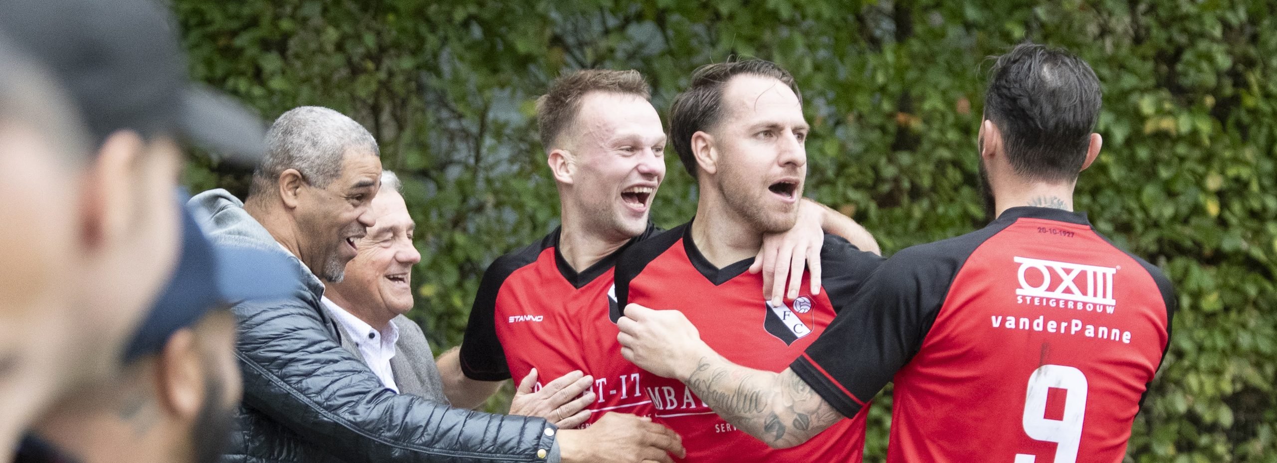 Spelers van IFC juichen