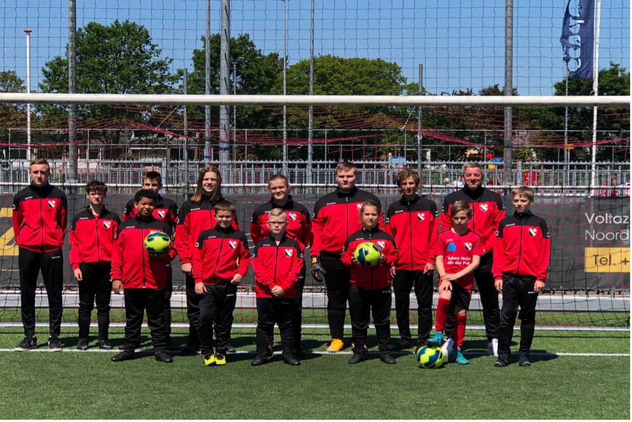Autistenteam in trainingspak bij IFC Ambacht